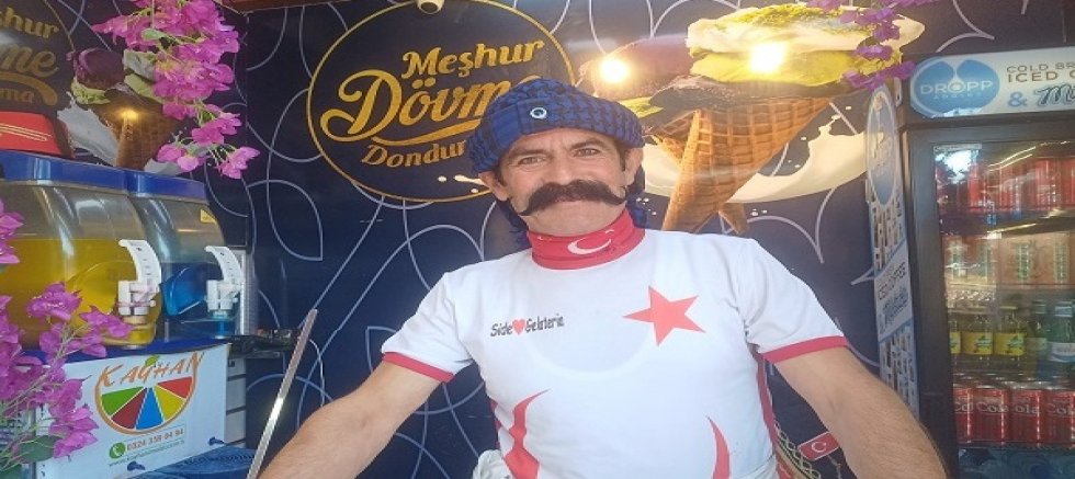 Side'de dondurmacı Yusuf şovları ile turistleri büyülüyor!
