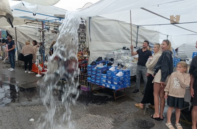 Yağmurun sesi Turistleri mutlu etmeye yetti !